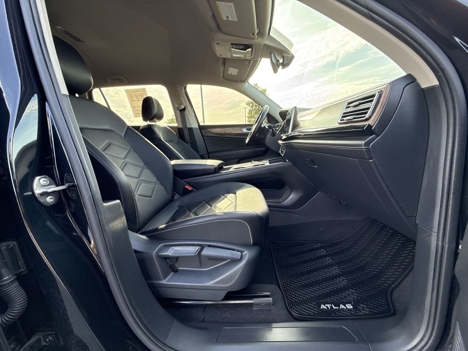 2025 Volkswagen Atlas 2.0T SE