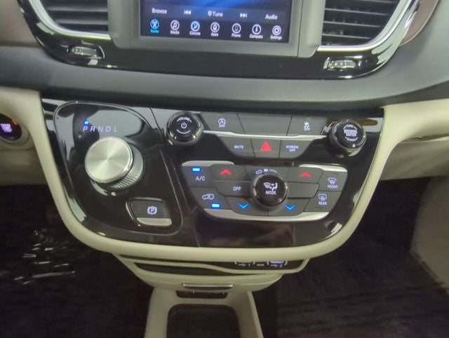 2021 Chrysler Voyager LXI